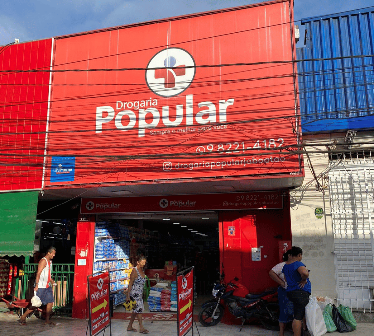 Farmacêutica atendendo cliente com atenção e cuidado