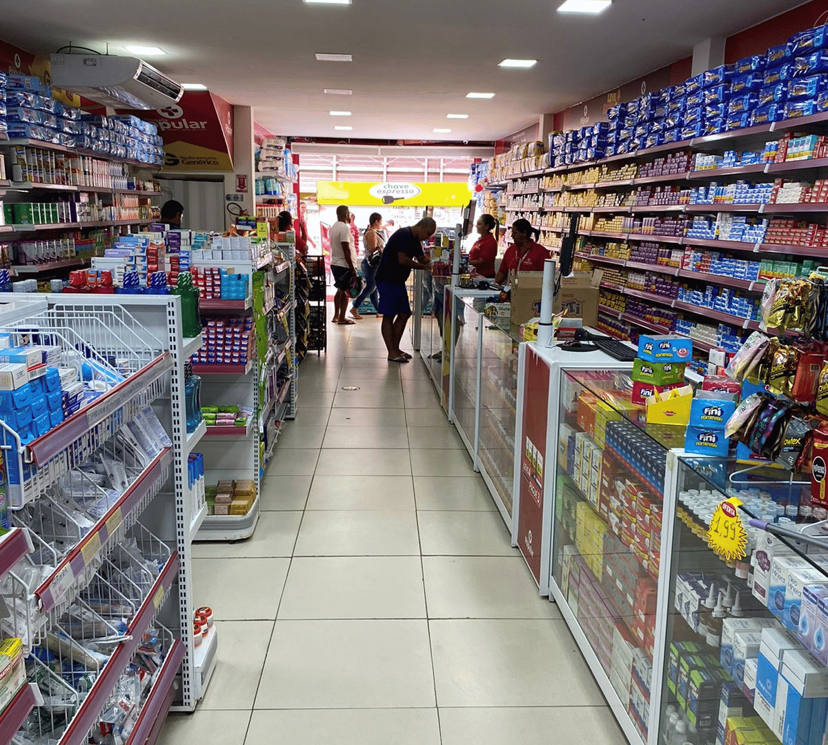 Interior espaçoso e organizado da Drogaria Popular Cavaleiro